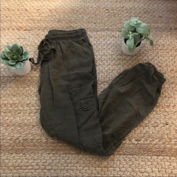 Green Cargo Cropped Pants - Picture 1 of 4